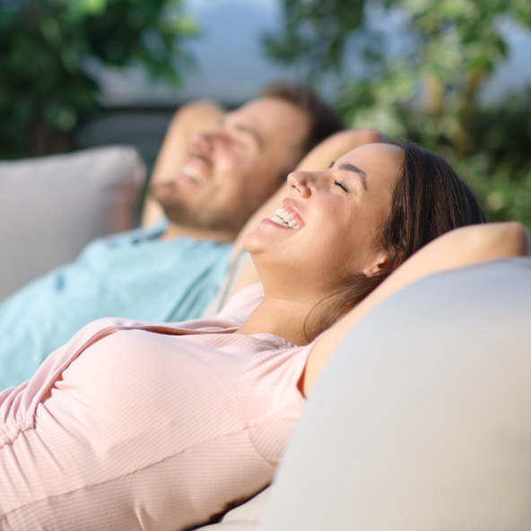 dwie osoby relaksujące się